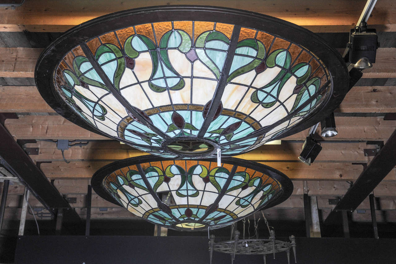 A monumental sized glass-in-lead Art Nouveau ceiling light, bar look In Good Condition In Baambrugge, NL
